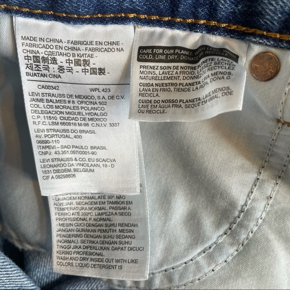 Levi’s Distressed High Rise Wedgie Shorts. Size 27 - Picture 9 of 9